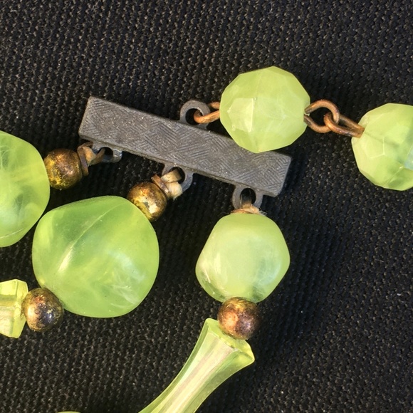 Retro Vintage Green Lucite Triple Strand Necklace - Picture 3 of 6